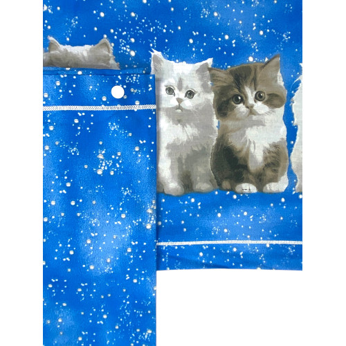 Vista letto matrimoniale con stampa gattini su lenzuola blu - Simpatia e design