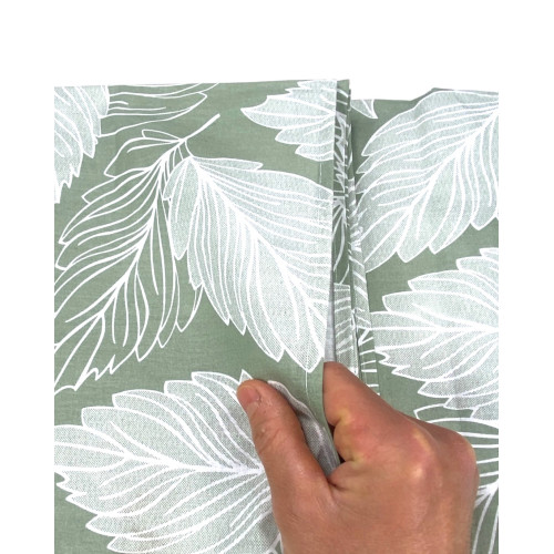Détail en tissu vert avec motif de feuilles blanches