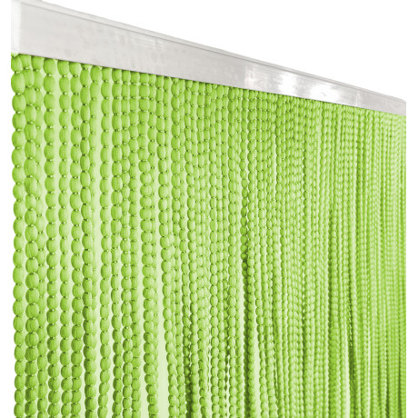 Detalle de la cortina verde Mariel montada en la pared con alambres fuertemente cableados