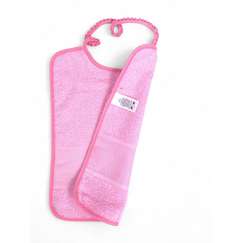 Etiqueta Made in Italy en el babero rosa de rizo absorbente