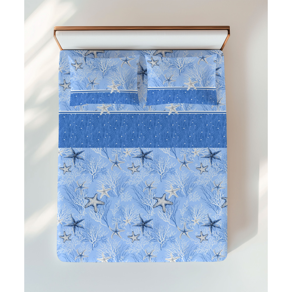 Completo lenzuola blu con stelle marine e coralli – vista letto matrimoniale Completo lenzuola blu con stelle marine e coralli – vista letto matrimoniale