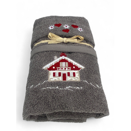 Serviette Tyrol grise avec broderie chalet et cœurs rouges dans le style montagnard