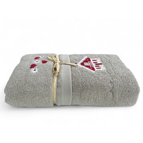 Serviette tyrolienne taupe avec décorations de cœur rouge et edelweiss