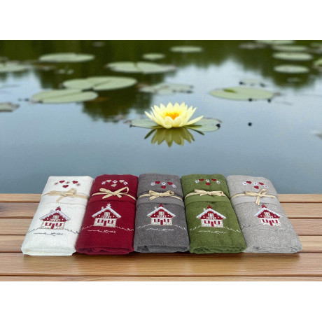 Coffret cadeau serviette tyrolienne verte avec broderie chalet - Made in Italy