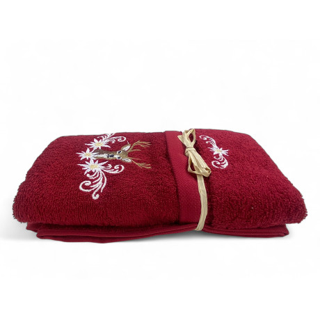 Ensemble de salle de bain rouge bordeaux avec cerf, broderie blanche et détails tyroliens