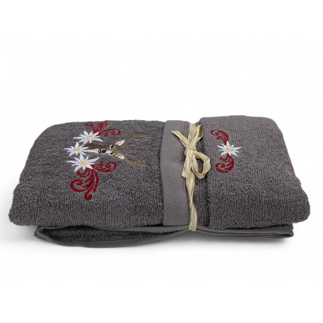Graues Badezimmerset mit Hirschstickerei, Edelweißblume und roten Schnörkeln