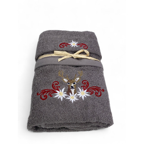 Serviette grise avec des décorations florales centrales de style cerf et montagne