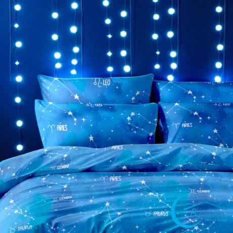 Completo lenzuola blu con segni zodiacali mistici su letto – cotone italiano
