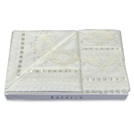SHEET WITH MACRAMÉ LACE AND BURANO LACE CREAM DOUBLE WEDDING IDEA